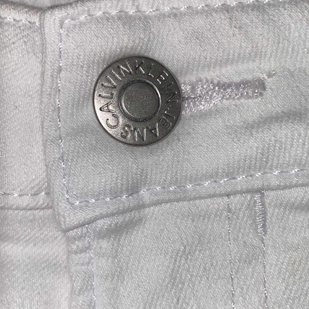 Calvin Klein Women’s White Bermuda length shorts. Size 14. Like New. - Picture 8 of 8